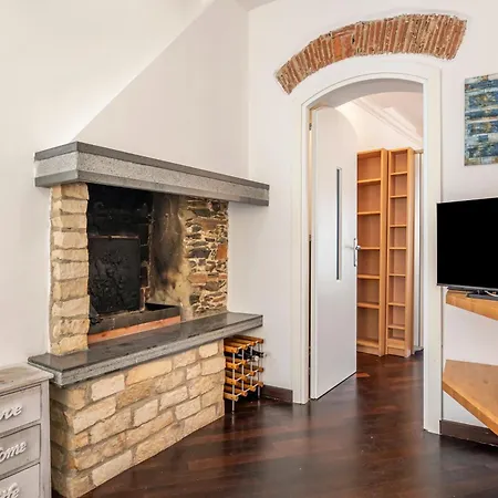 Guesthost - Il Poggiolo, Cozy In Marola Apartament *